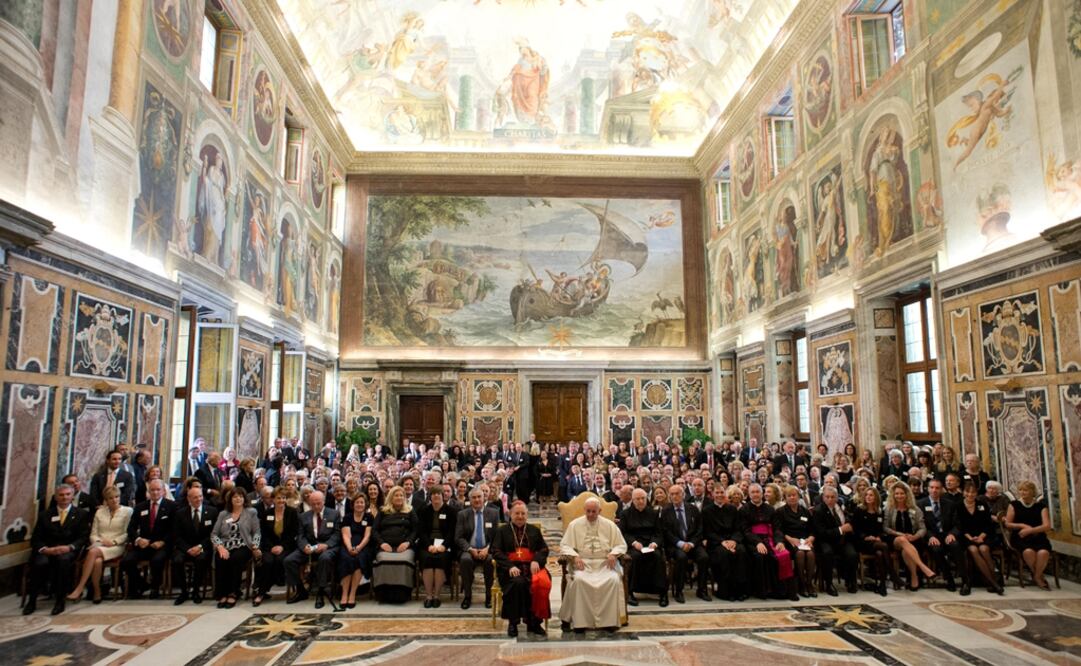 El papa Francisco, de blanco al frente, posa con los Patrocinadores del Arte de los Museos Vaticanos. Foto: AP/L'Osservatore Romano