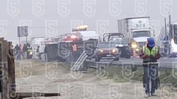 Al menos 12 personas resultan lesionadas tras volcadura de vehículo de transporte público en Circuito Exterior Mexiquense