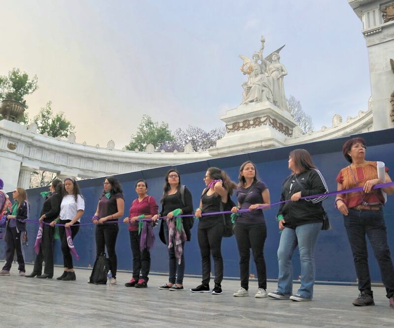 Las inconformes lanzaron consignas como: “¡Si te pega, no te ama!” o “¡Señor, señora, no sea indiferente, se mata a mujeres en la cara de la gente!”; automovilistas se solidarizaron haciendo sonar el claxon de sus unidades. Foto: FERNANDA ROJAS. 