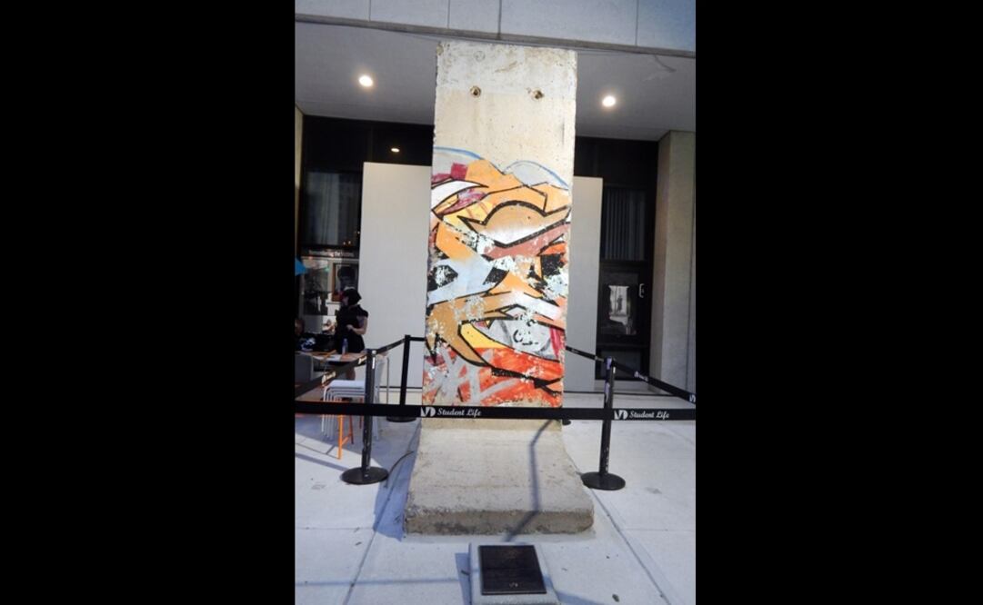 Fragmento del Muro de Berlín situado a la entrada de la Feria del Libro de Miami. Foto: EFE / Latif Kassidi