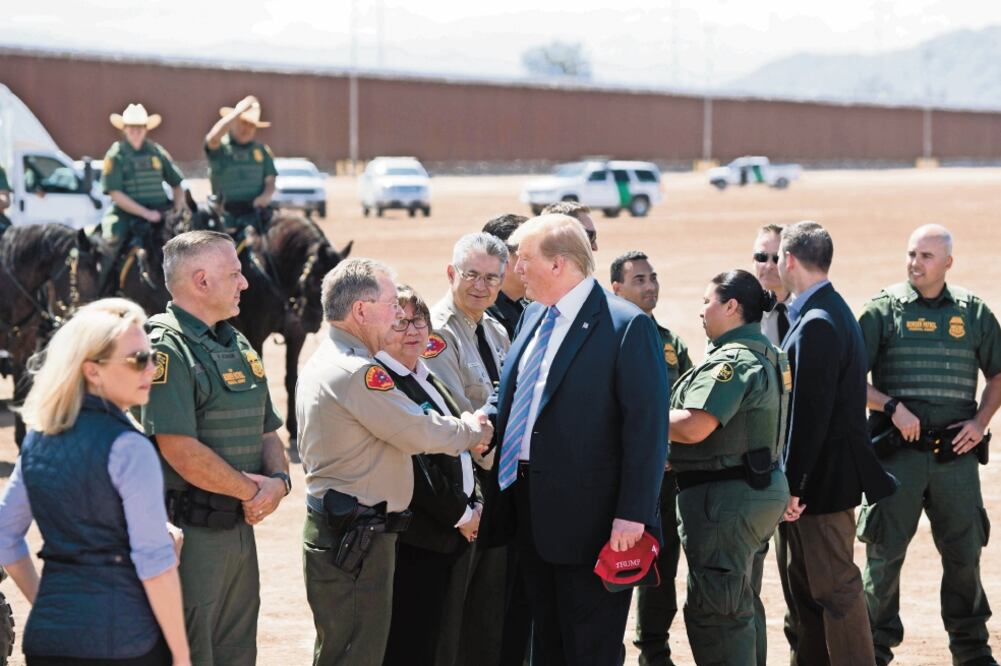 El presidente estadounidense, Donald Trump, visitó ayer en Calexico, California, una sección del muro fronterizo con México. Foto: SAUL LOEB. AFP