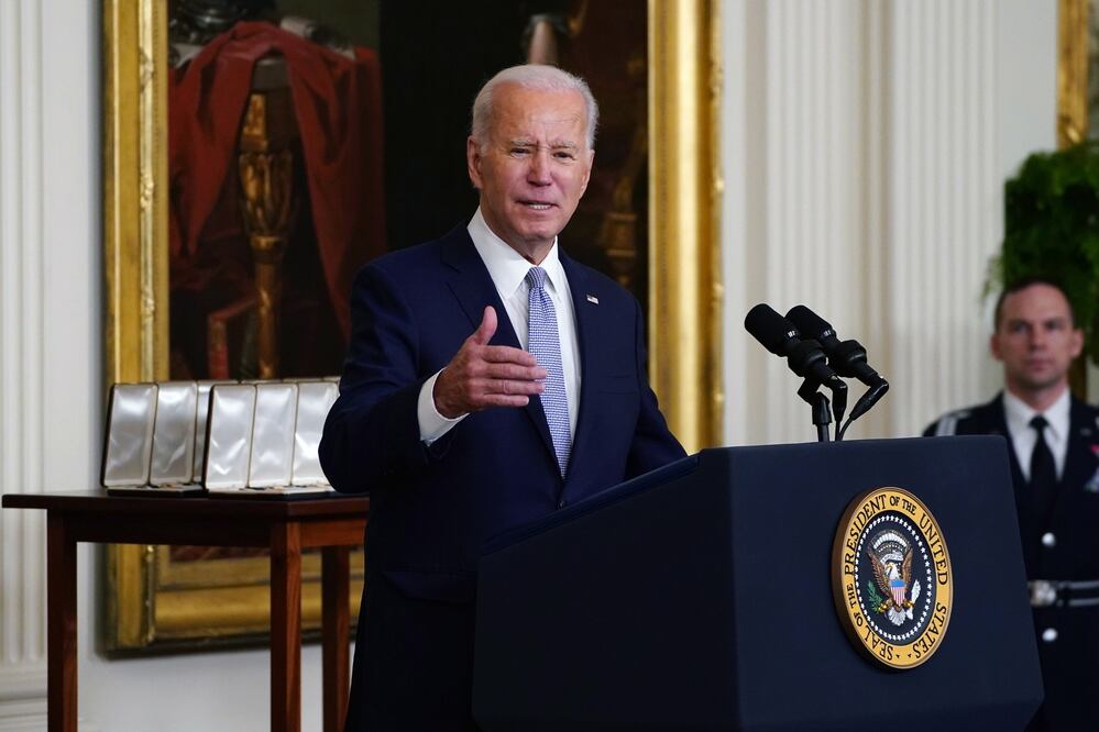 El presidente estadounidense Joe Biden durante una ceremonia de entrega de la Medalla Presidencial de Ciudadanos en la Casa Blanca, ayer. Foto: EFE
