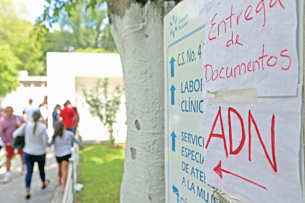 Familiares de personas desaparecidas acuden al centro de Salud Yugoslavia a realizarse pruebas genéticas para la base de datos de la Policía Federal. (CUARTOSCURO)