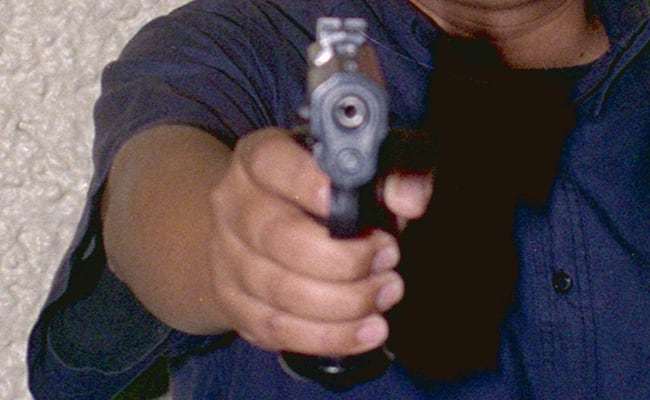 Hombre vestido de trabajador de la construcción intenta asaltar joyería en el centro de Culiacán; roció con gas el rostro de empleada