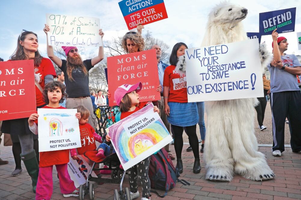Manifestantes se reunieron ayer frente a la Casa Blanca para expresar su rechazo a la Orden Ejecutiva de Independencia Energética de Trump (PABLO MARTINEZ MONSIVAIS. AP)