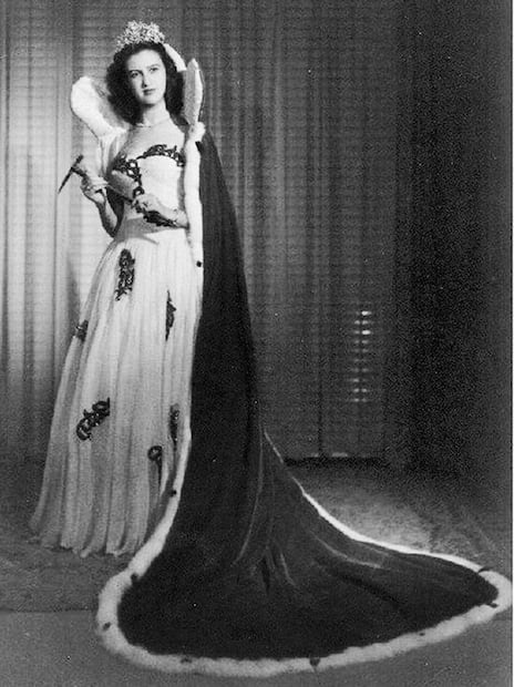 Alma Tamés con su indumentaria de Reina del Montañismo Mexicano. En palabras de la FME, este certamen era “una exaltación al sexo femenino que forma parte activa en nuestro deporte […] los invitamos a que designen una representante y se rinda un justo homenaje a la mujer excursionista”. Foto: ESPECIAL/Cortesía Enrique Chávez Poupard.