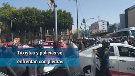 Taxistas se enfrentan a pedradas con elementos de la policía capitalina