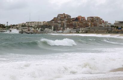 Huracán Kay se intensifica a categoría 2; mantendrá lluvias torrenciales en Baja California Sur