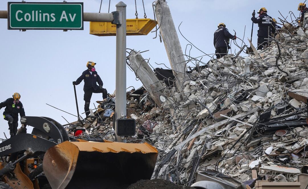 La parte que quedaba en pie del edificio colapsado el pasado 24 de junio fue demolida la noche de este domingo. Foto: AP