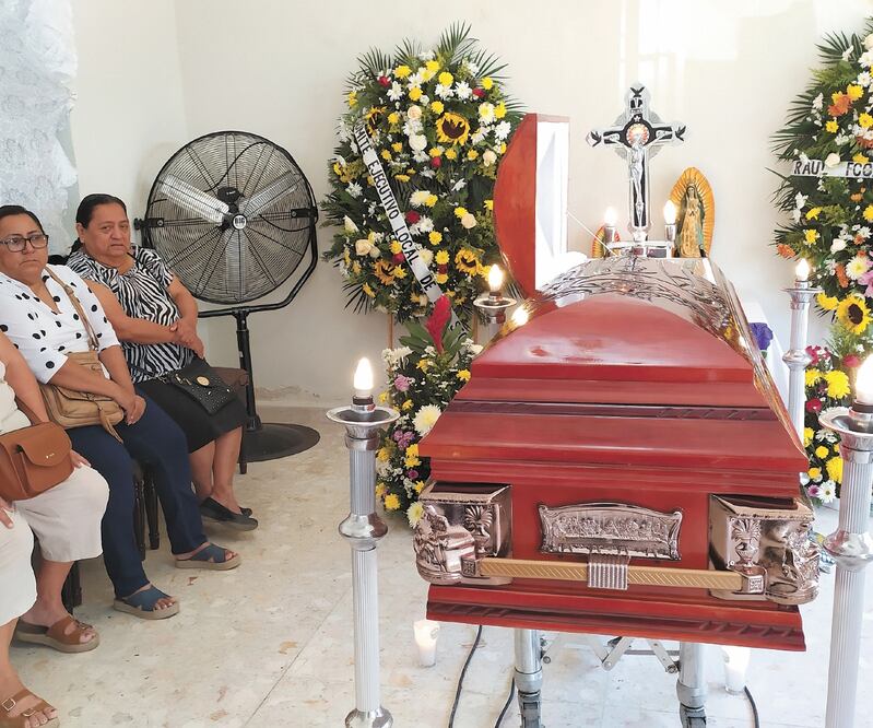 Doña María Soledad, exempleada de Petróleos Mexicanos y quien falleció a causa del medicamento contaminado, fue velada ayer en su domicilio, ubicado en el municipio de Macuspana; hoy le darán el último adiós. FOTOS: LUMA LÓPEZ. EL UNIVERSAL