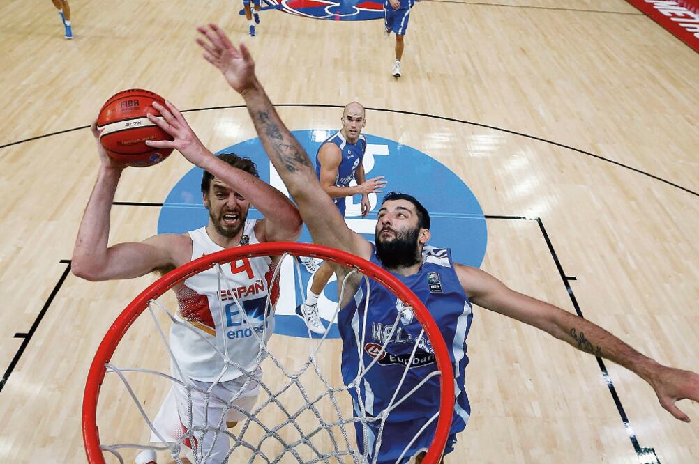 Pau Gasol (izq.) lideró al equipo español, que recibió una dosis de confianza (JUAN CARLOS HIDALGO. REUTERS)