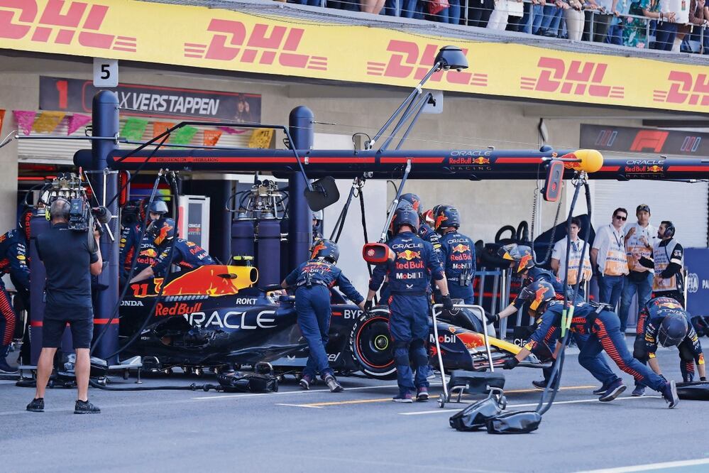 Tras el contacto con Charles Leclerc, el RB19 de Checo entró a los pits, de donde ya no salió. Foto: Andrés Stapff / AFP