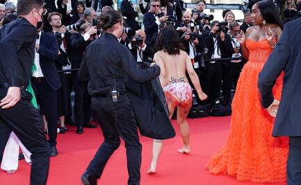 "¡No nos violen!": mujer irrumpe en alfombra roja del Festival de Cannes y protesta desnuda