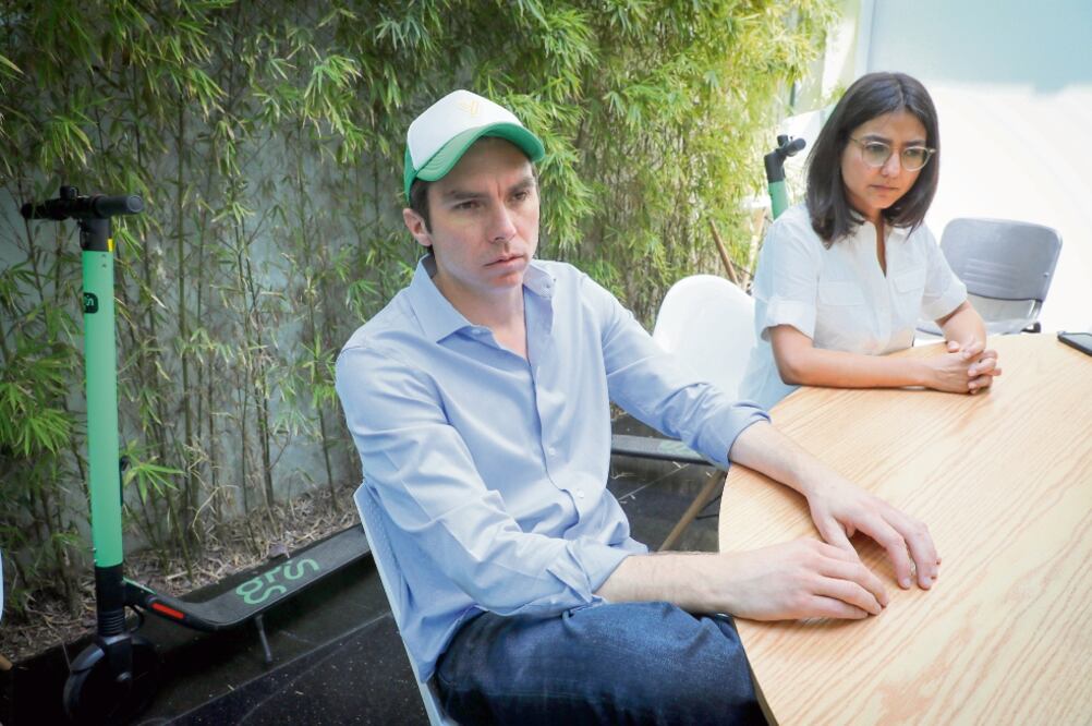 Javier Cacho, director jurídico, y Beriana Mendoza, directora de Comunicación Regional de la app de scooters , rechazaron incurrir en competencia desleal. Foto: JUAN CARLOS REYES. EL UNIVERSAL