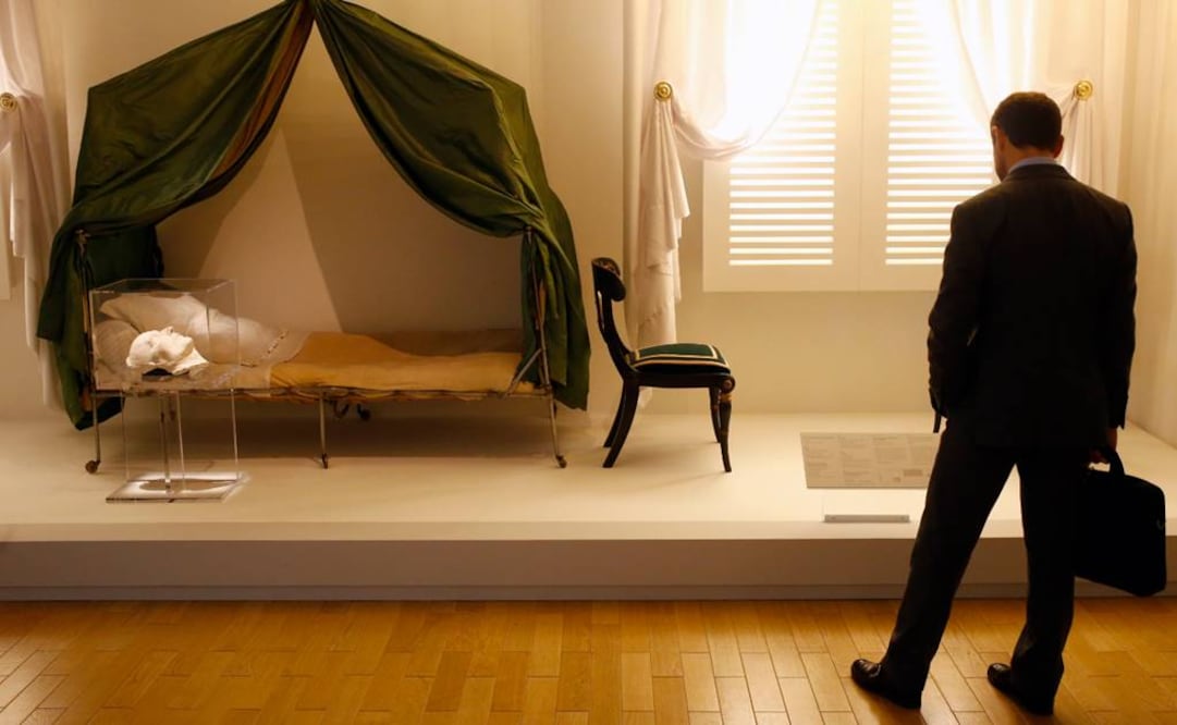 se exhiben 240 piezas, entre obras de arte, muebles, objetos y documentos. (FOTO: AP)