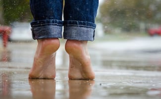 ¿Cuáles son los beneficios de caminar bajo la lluvia?; esto dice la ciencia sobre sus efectos