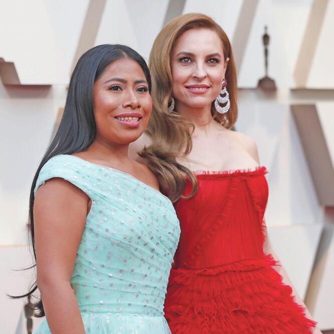 Yalitza Aparicio y Marina de Tavira, a su llegada a la ceremonia de entrega de los premios Oscar. MARIO ANZUONI. REUTERS