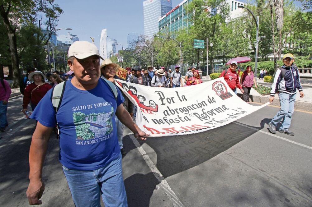 Más de 2 mil profesores afiliados a la coordinadora marcharon para exigir al gobierno que frene la reforma educativa impulsada en el Congreso de la Unión. / CARLOS MEJÍA. EL UNIVERSAL