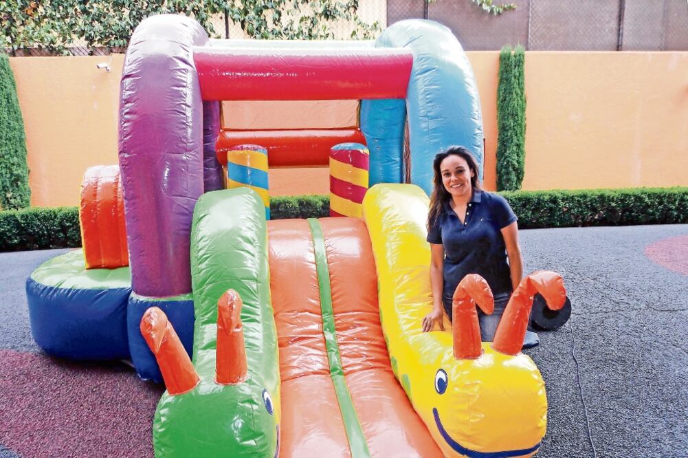 Norma apoya al negocio familiar con el diseño de algunos juegos; junto con sus hijos dibuja bocetos y los convierte en realidad (CORTESÍA NORYAN)