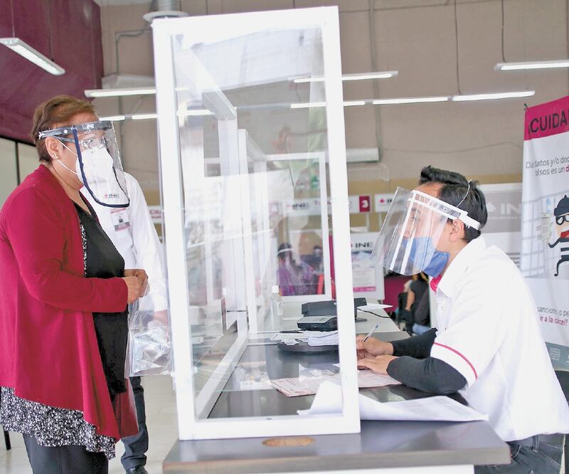 El INE tiene en los módulos de Morelos a 104 trabajadores entre plazas presupuestal y de honorarios permanentes, de ellos, regresaron 81 a sus labores. Fotos: Omar Contreras