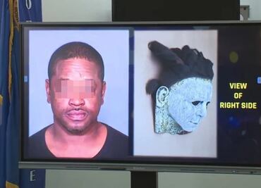 Abaten a hombre disfrazado de Michael Myers que amenazó a transeúntes con un arma en EU