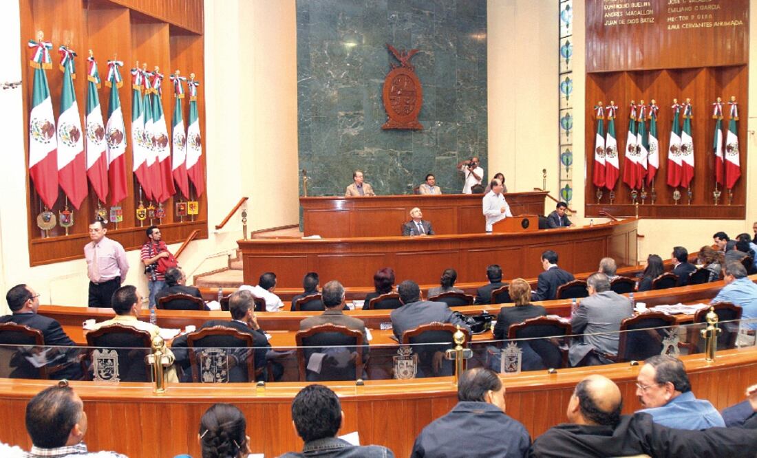 Los 40 legisladores perciben por salario 42 mil 498 pesos con 12 centavos más 40 mil pesos para gestión social; 30 mil de fondo de ahorro; 15 mil para gastos de combustible; 12 mil 500 para transporte y 12 mil más para hospedaje (ARCHIVO EL UNIVERSAL)