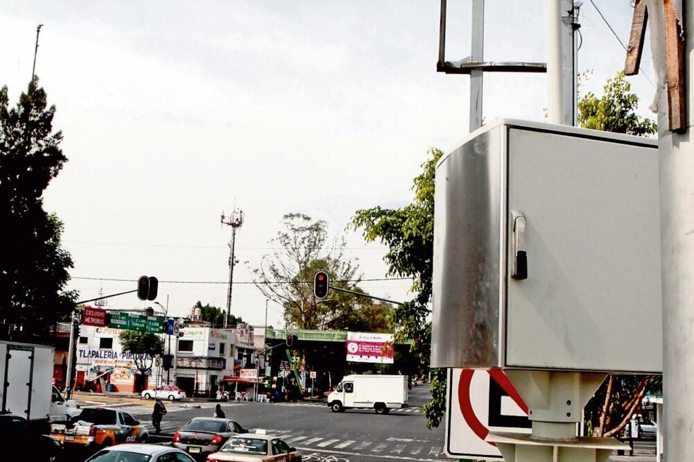 Morena exhortó al Gobierno capitalino, en conferencia de prensa, a transparentar el monto recabado por fotomultas desde diciembre de 2015 (ESPECIAL)