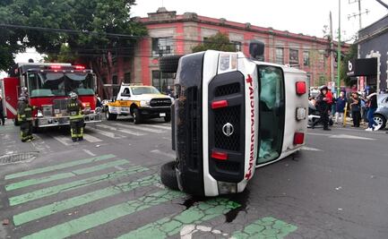 Volcadura de ambulancia deja dos paramédicos heridos en la San Rafael