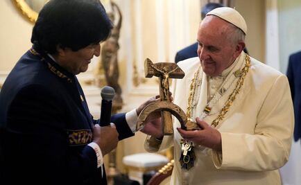 Cruz tallada con hoz y martillo, el regalo para Papa