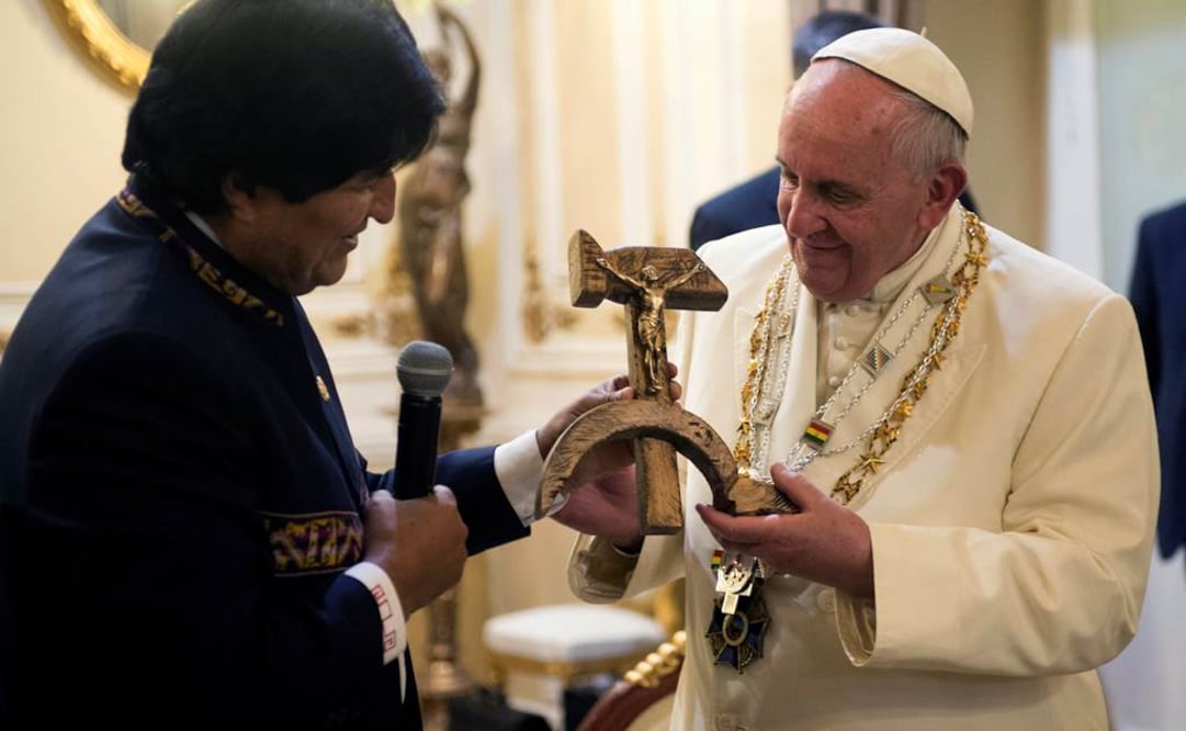 El símbolo comunista que alude a la unión de los trabajadores (Foto: AP)