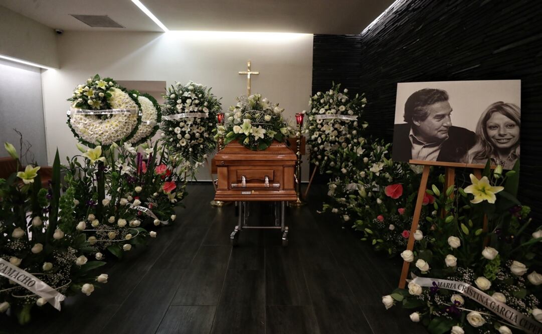 Miembros de la comunidad cultural y funcionarios han llegado a la funeraria Gayosso de Félix Cuevas para despedir a Marie-Jo Paz. Foto: Alejandra Leyva / EL UNIVERSAL