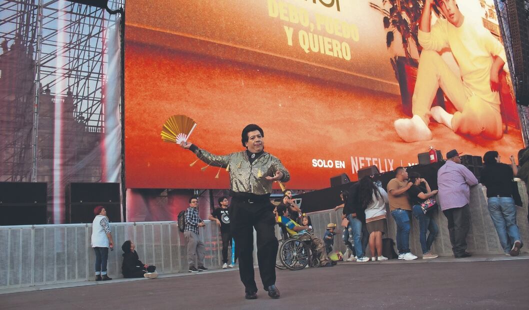 Sin distinción de edad, todos cantaron en la fresca velada. FOTOS: FERNANDA ZAMORA y HUGO SALVADOR. EL UNIVERSAL