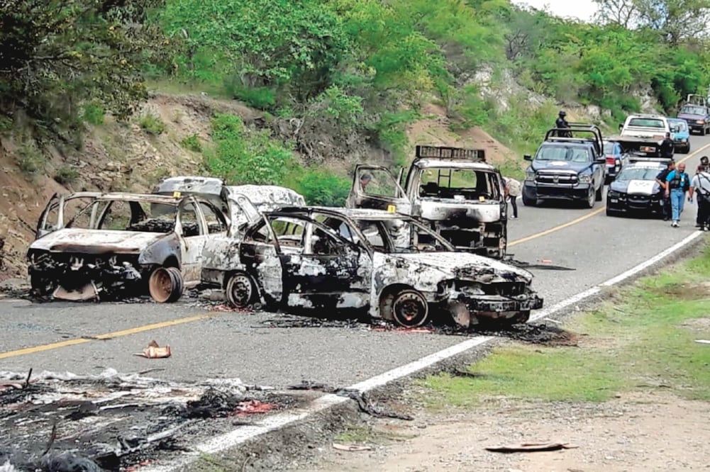 Violencia. Después del ataque en La Laguna, hombres armados quemaron cinco autos, cuatro particulares y uno del transporte público. Foto: ANWAR DELGADO. EL UNIVERSAL