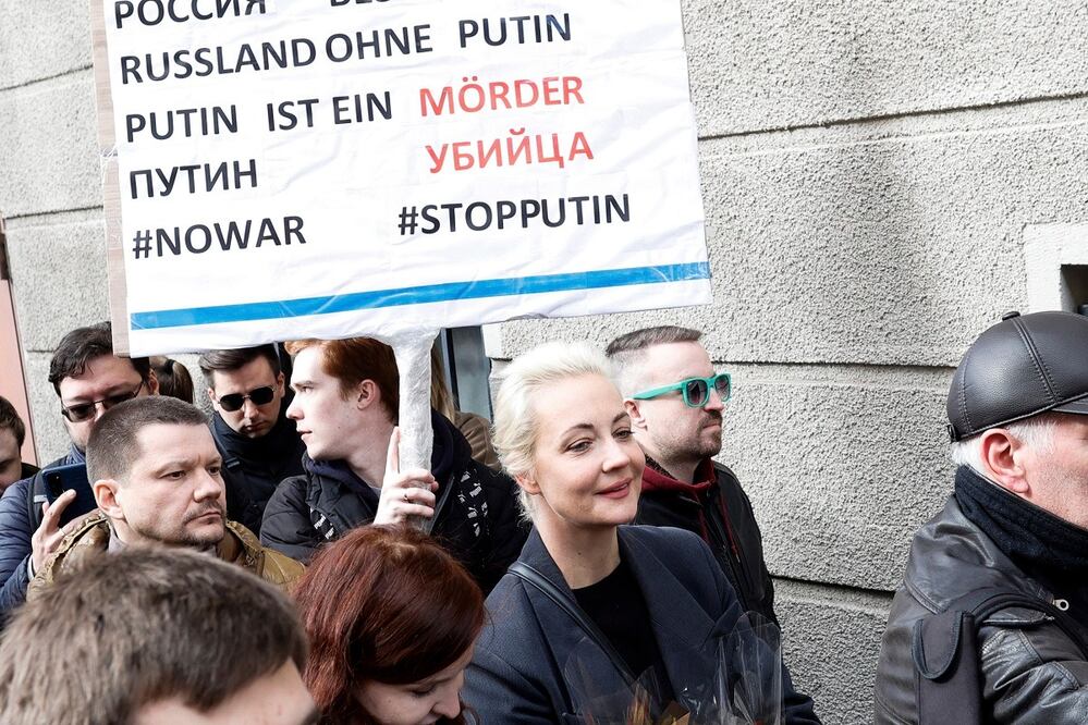 Yulia Navalnaya, viuda del líder opositor Alexei Navalny, durante una protesta contra el presidnete Vladimir Putin, frente a la embajada rusa en Berlín. FOTO: WERONIKA PENESHKO. AP