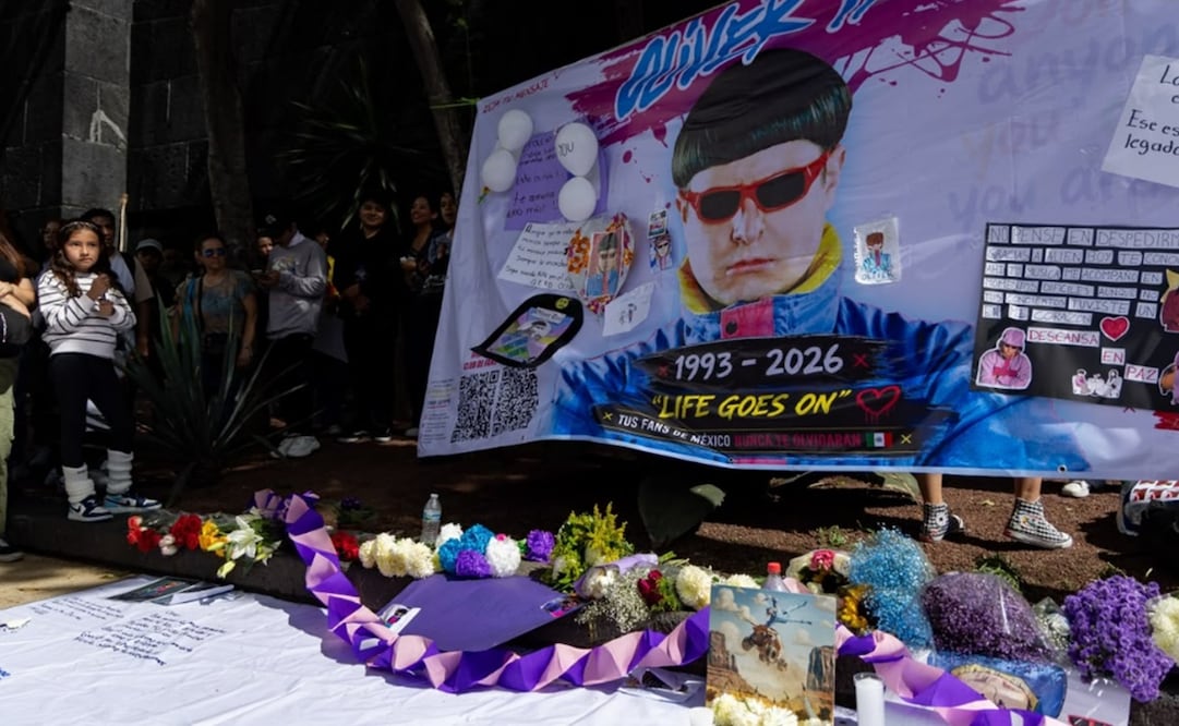 Fans de Oliver Tree dejaron flores, mensajes, pancartas y otros recuerdos en el Monumento a la Revolución durante el homenaje al cantante. Foto: Hugo Salvador/EL UNIVERSAL.