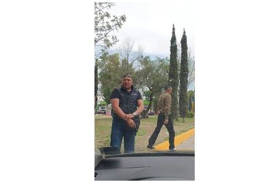 Vecinos denuncian que grupo armado revisa autos en Satélite