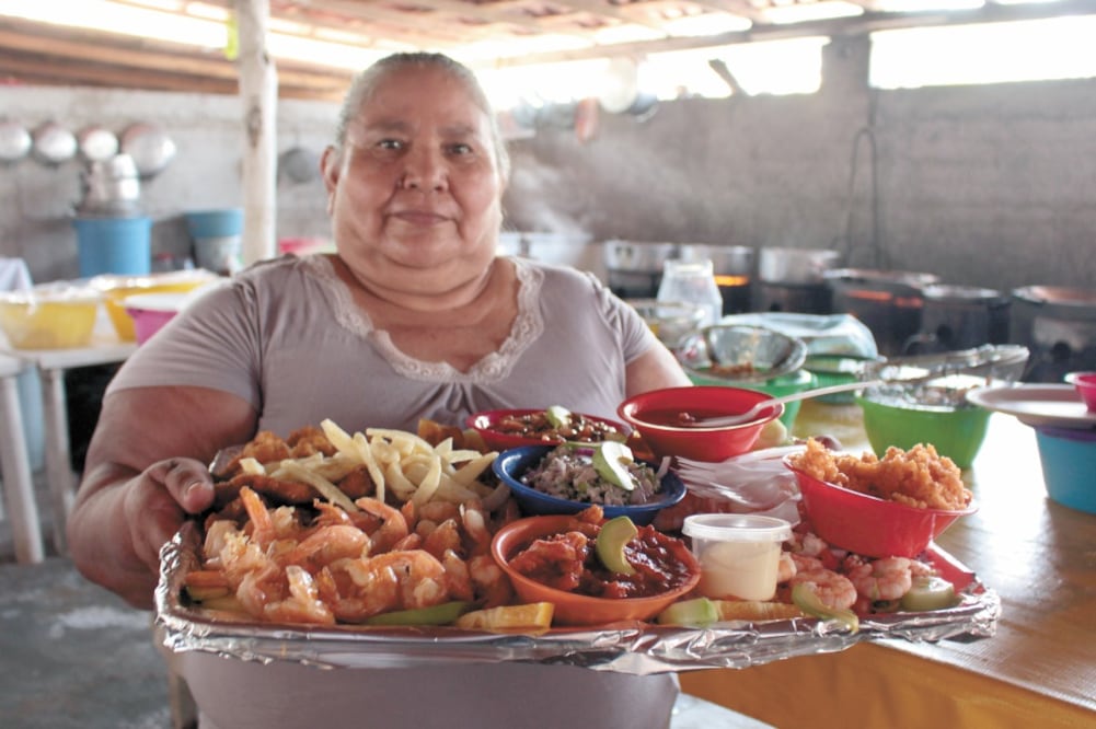 Por su sazón, Teresa Bernal se distingue entre las mejores cocineras tradicionales de mariscos del país; las mariscadas y los preparados a la talla son su fuerte, porque tiene recetas ancestrales. Fotos: CHARBELL LUCIO. EL UNIVERSAL