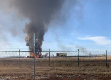 Avión se incendia tras intentar despegar en aeropuerto de California