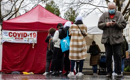 Francia impone teletrabajo, adelanta dosis de refuerzo y cambia a pasaporte de vacunación