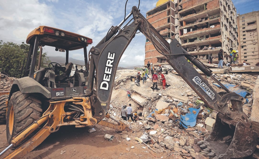 Maquinaria pesada removía ayer los escombros en La Guaira, epicentro de los daños provocados por los terremotos en Venezuela. Foto: EFE