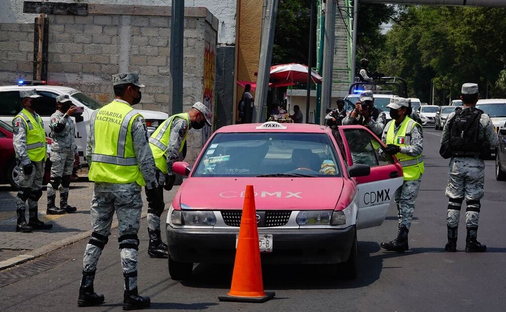 Elementos de la Guardia Nacional realizan operativo en transporte público de la CDMX. Foto: Cuarto Oscuro