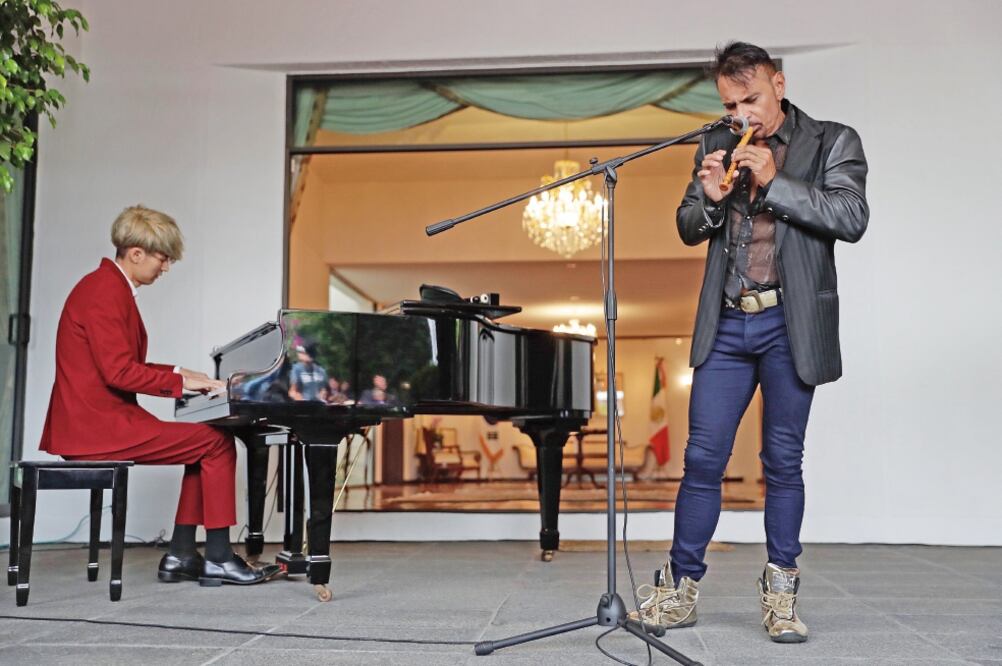 KL Joon y Horacio Franco presentaron el proyecto en el Centro Cultural Coreano, ante el embajador de Corea en México, Kim Sang (IVÁN STEPHENS. EL UNIVERSAL)