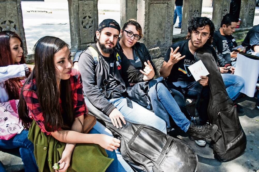 Decenas de admiradores esperaron alrededor de las inmediaciones del hotel pese a la lluvia (JOSÉ ANTONIO TORRES. EL UNIVERSAL)