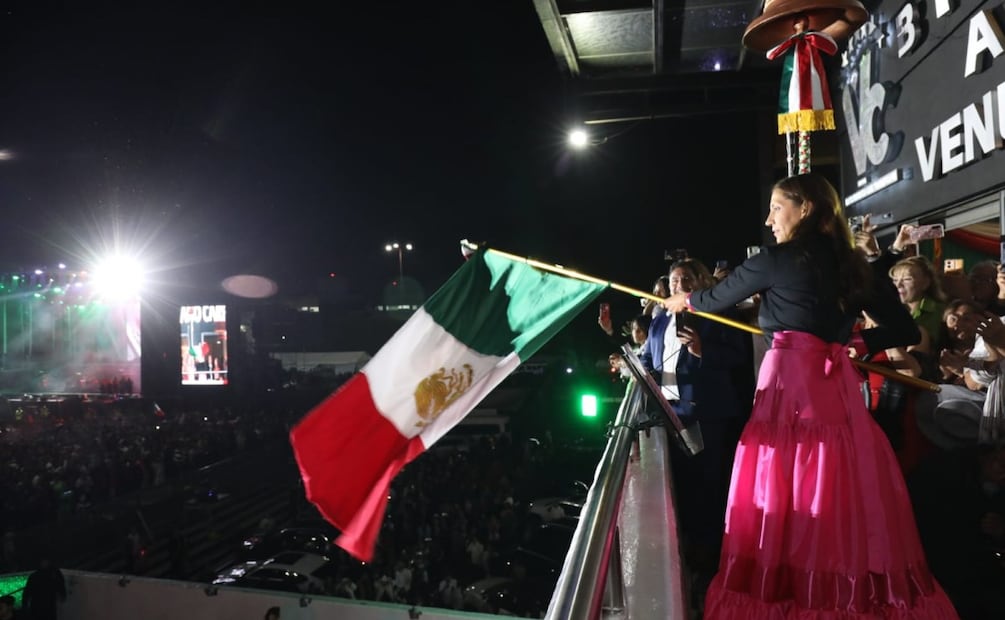 La alcaldesa Evelyn Parra Álvarez encabezó el grito de Independencia en la Venustiano Carranza. Foto: Especial