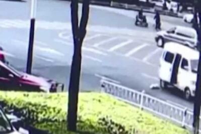 Captan momento en que bebé sale volando de camioneta