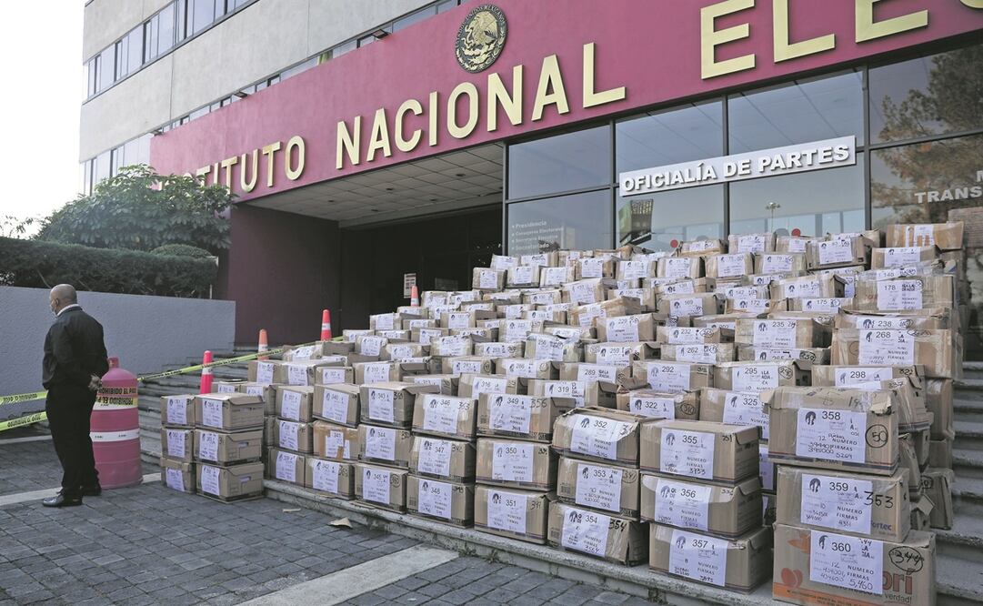 La entrega de firmas de apoyo a la revocación de mandato sigue en las instalaciones del INE. Foto: EFE