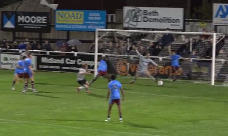 VIDEO: La increíble cuádruple atajada de un portero en Inglaterra