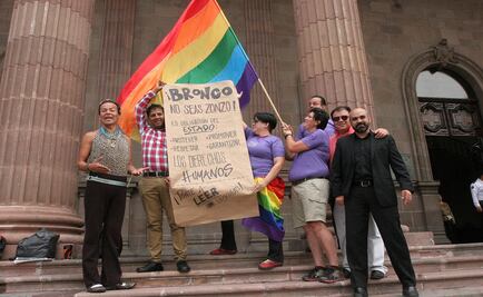 Protesta comunidad gay tras dichos de 'El Bronco'