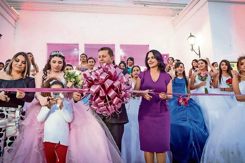 La senadora chihuahuense Lilia Merodio Reza festejó a las quinceañeras en el Centro de Convenciones Anitas 