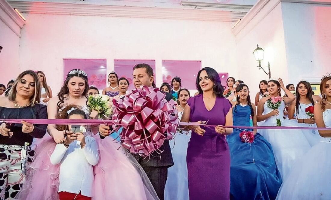 La senadora chihuahuense Lilia Merodio Reza festejó a las quinceañeras en el Centro de Convenciones Anitas